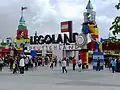 A entrada do Legoland, na Alemanha. Note como a fachada é colorida e como atrai as crianças.
