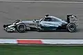 Lewis Hamilton pilotando uma Mercedes F1 W05 no Grande Prêmio da China de 2014.