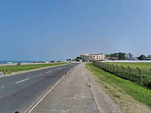 Rua Barão do Rio Branco, litoral sul de Ilhéus, com a Praia dos Milionários à esquerda, o Opaba Praia Hotel ao fundo e o Aeroporto Jorge Amado à direita