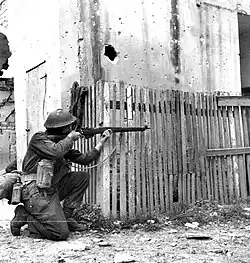 Um soldado canadense com seu rifle Enfield durante a Segunda Guerra Mundial.
