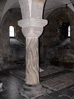 Capitel de almofada simples e românica na cripta da Catedral de Lunda (Suécia)