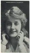 Marguerite Courtot, estrela de seriados, destacando-se The Ventures of Marguerite, de 1915.