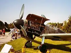 Bf 109 G-2 com a tampa do motor aberta.