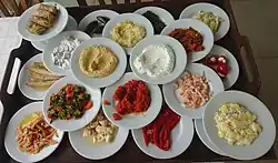 Diferentes pratos meze.