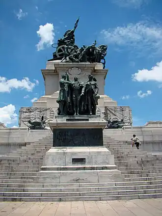 Lateral direita: grupo escultórico representando Os Revolucionários Pernambucanos de 1817