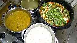 Moqueca capixaba, cozido de peixe com camarão e verduras na panela de barro servido com pirão de peixe e arroz branco