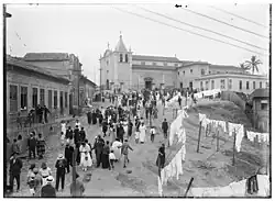 Igreja de São Sebastião dos Capuchinhos, no Morro do Castelo, durante a transladação dos restos mortais de Estácio de Sá, em 1922, antes da sua demolição. Acervo do Instituto Moreira Salles