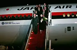 O Primeiro Ministro Noboru Takeshita e outras onze pessoas desembarcam de um DC-10 da Japan Airlines marcado com uma aeronave oficial para a Expo 90 de Osaka, Japão