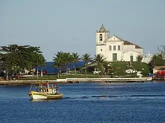 Capela de São João Batista construída no século XVII sobre um rochedo que se ergue sobre o mar no distrito de Barra de São João.