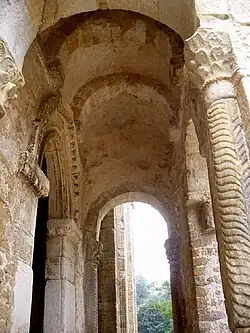 Pré-românico asturiano: abóbada de berço com antigo arco no miradouro da 'aula régia do antigo palácio. Igreja de Santa María del Naranco, Oviedo