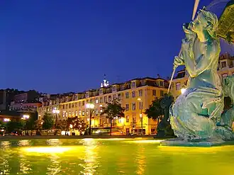 Pormenor de uma das duas fontes gémeas do Rossio