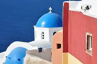 Igreja com cúpula azul em Santorini