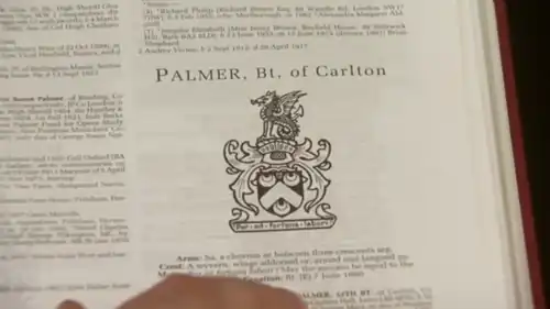 Com uma serpe no topo do brasão da família de Palmer, Bt, de Carlton, em Burke's Peerage & Baronetage (provável edição de 1999), com o lema "Par sit fortuna labori" (que o sucesso seja igual ao trabalho).[19]
