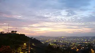 Vista parcial noturna da cidade