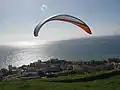 Prática de parapente desde o Pico da Cruz, para as zonas do Amparo, Ajuda e Piornais