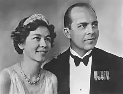 Fotografia em preto e branco de um homem e uma mulher. Os pais de Constantino em 1939