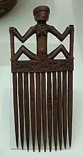 Povo Côkwe. Pente esculpido em madeira, s.d.
