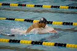 Phelps nadando em um campeonato no Missouri, em 2008