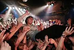 9 Crowd surfing durante um concerto (França, 2011)