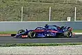 Pierre Gasly pilotando a STR13 durante os testes em Barcelona.