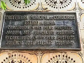 Placa comemorativa instalada na sede da prefeitura de Cordeiros
