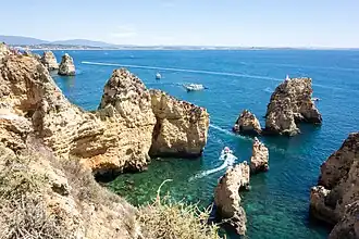 Os 65.993&nbsp;km (41.006&nbsp;mi) de litoral dominam o clima europeu (Ponta da Piedade, Portugal)