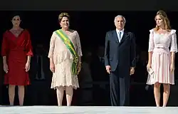 Imagem da Dilma em sua cerimônia de posse de seu segundo mandato. Ela aparece na imagem junto com sua filha, com Michel Temer e com Marcela Temer.
