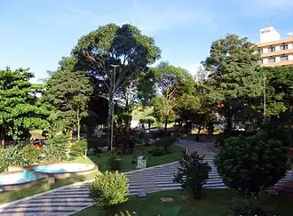 Praça principal no largo da matriz