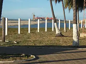 Praia do Pecém com o Porto do Pecém ao fundo