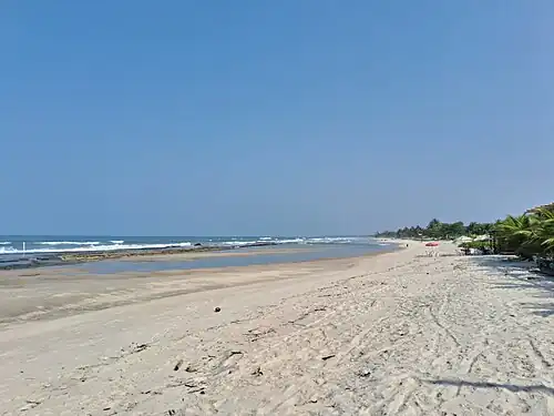 Praia dos Milionários, litoral sul de Ilhéus. O nome teve origem durante o coronelismo e deve-se ao fato de ter sido muito frequentada por coronéis, e também por causa das mansões dos barões do café. É a praia mais conhecida e visitada de Ilhéus[71][72]