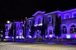 Prefeitura de Nova Friburgo, iluminada de roxo à noite