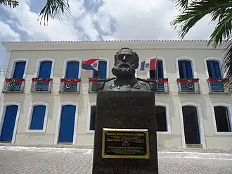 Busto de Deodoro da Fonseca em frente à prefeitura da cidade