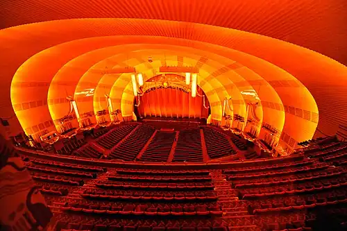 Auditório e palco do Radio City Music Hall, Nova York (1932)