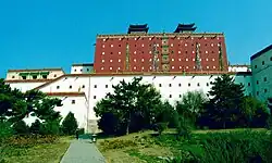 Templo Putuo Zongcheng, construído entre 1767 e 1771, durante o reinado do imperador Qianlong, representa uma fusão dos estilos arquitetônicos da China e do Tibete.