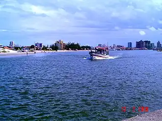 Vista do Rio Tramandaí com a cidade de Tramandaí ao fundo