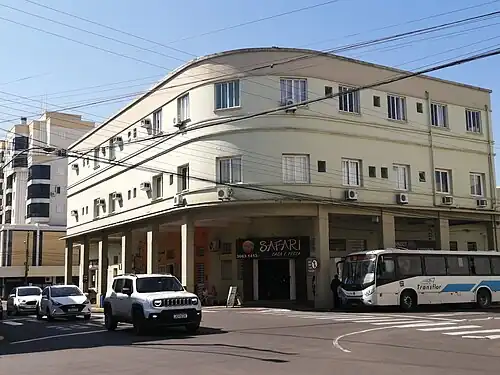 Observa-se as paredes arredondadas, linhas, simetria.