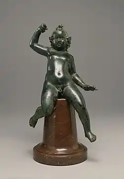 Figura de Eros sem asas; 20–60 d.C.; incrustações de bronze fundido e prata; 17.2 × 9.5 × 6.8&nbsp;cm; Museu de Arte Walters