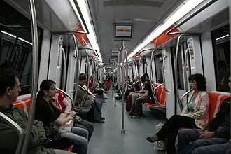 Interior de uma carruagem do Metrô de Roma