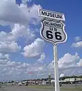 Placa do museu da U.S. Route 66 em Clinton, em Oklahoma