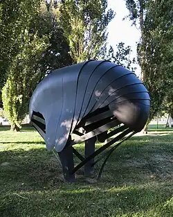 Rui Chafes, Contramundo, 2012, ferro metalizado pintado de negro mate, 250 x 150 x 310&nbsp;cm