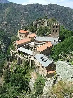 Abadia de São Martinho do Canigou, nos Pirenéus (início do século XI).