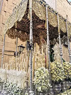 Nossa Senhora da Esperança sob o dossel. Semana Santa em Salamanca, Espanha
