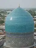 A cúpula da Mesquita Tilla Kari em Samarcanda, Uzbequistão (1660) é ciano. A cor é amplamente usada na arquitetura na Turquia e na Ásia Central.