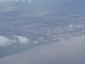 Centro de Tijucas e foz do rio Tijucas, vistos da janela de um avião