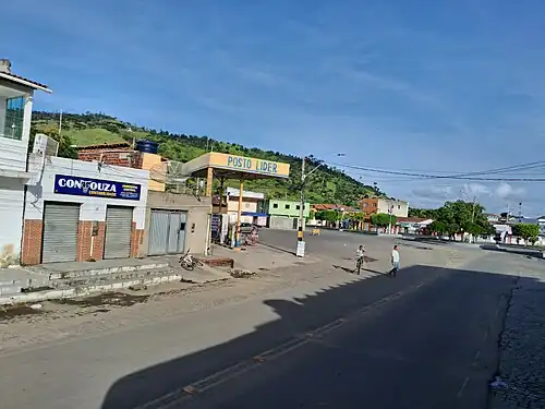 Centro de Santa Cruz da Vitória. Ao fundo, Posto Lider Santa Cruz