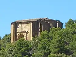Portal e abside, vista SE. A construção estava a correr bem quando parou, murando as naves do lado oeste