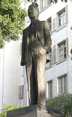Estátua do pioneiro Shuhei Uetsuka em São Paulo