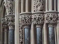 Folhagem em capiteis góticos em Southwell Minster (Southwell, Inglaterra)