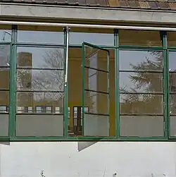 Janela pivotante vertical