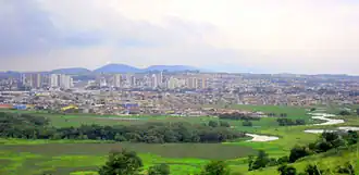 O Rio Tietê em seu curso pelo município de Suzano, elemento geográfico central na história e desenvolvimento da região.